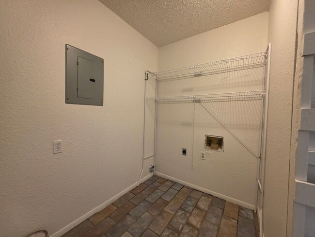 Building Photo - 3 bedroom home in Tecumseh!