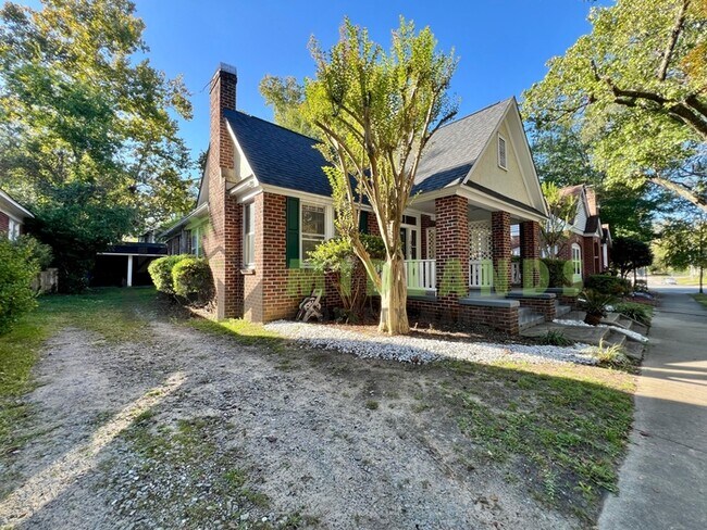 Building Photo - 1008 W Confederate Ave
