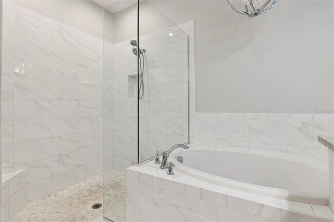 Building Photo - 1085 Lakeside Estates Dr