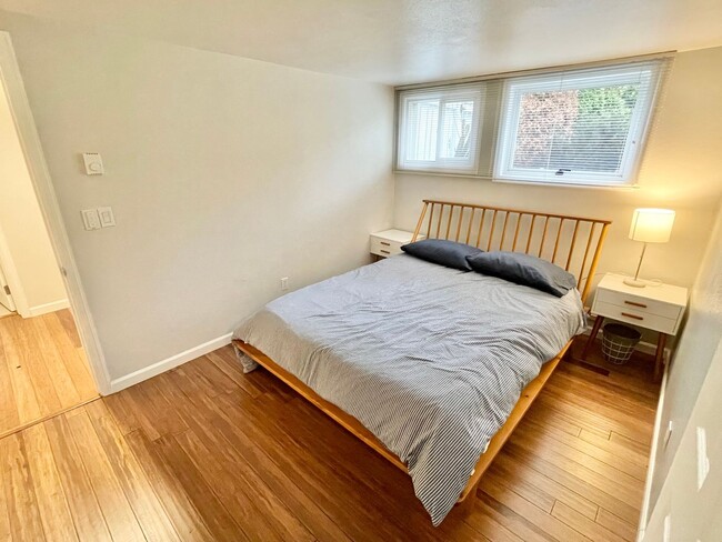 Building Photo - Beautiful One Bedroom Condo in Queen Anne