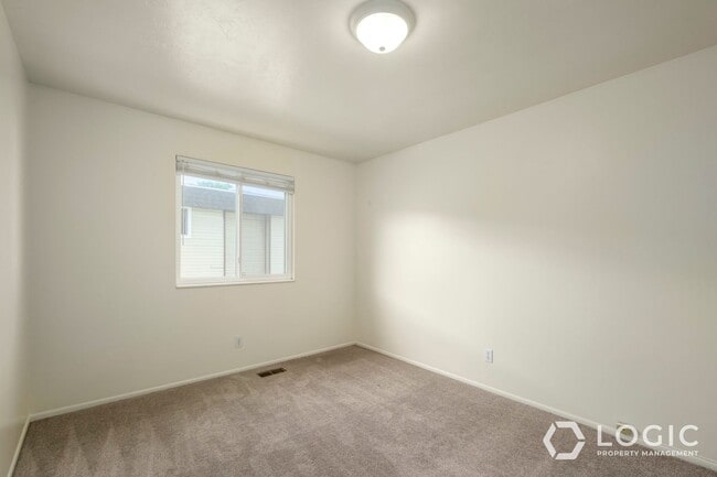Building Photo - End Unit Townhome!