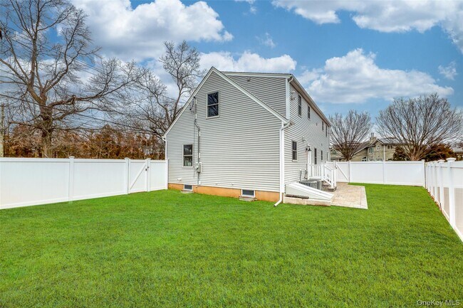 Building Photo - 479 Woodbury Rd