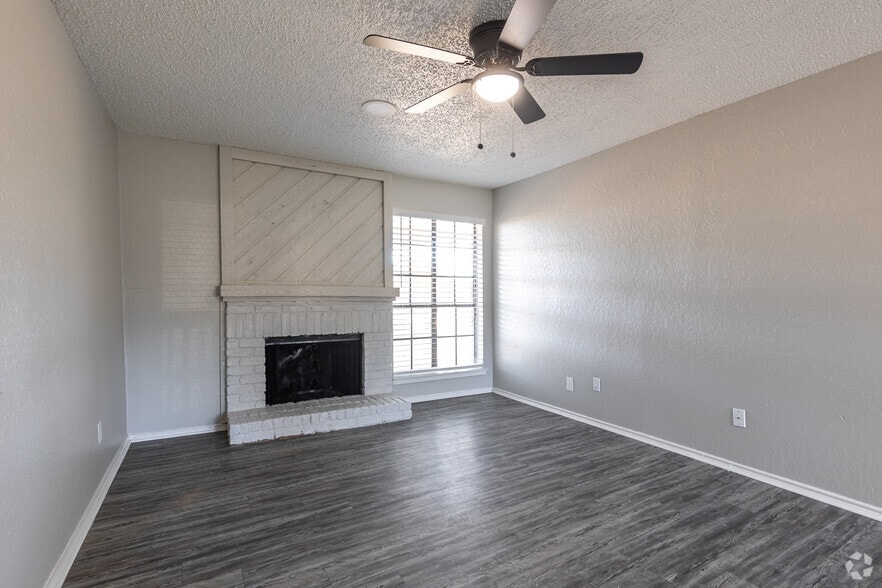 2BR, 2BA - 933SF - Living Room - The Clusters