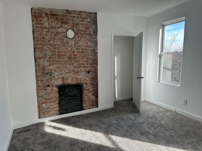 Building Photo - 3 br, 2.5 bath House - 417 E Burgess