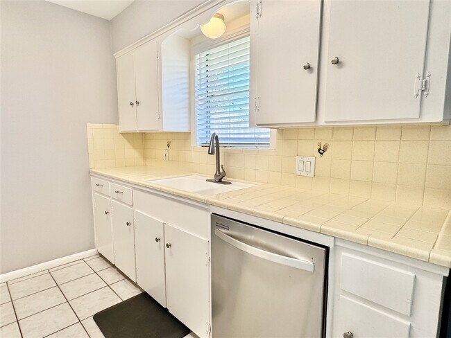 Building Photo - 1810 Mill Creek Dr