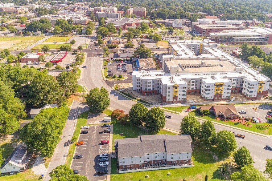 Building Photo - 301 E 12th St