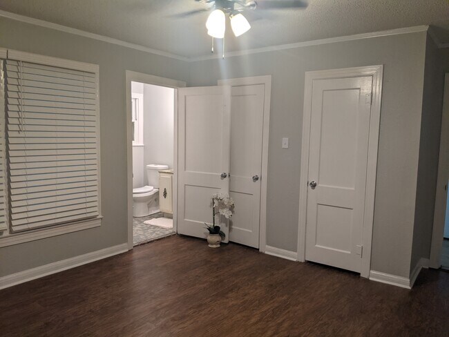 Building Photo - 901 N Azalea Dr