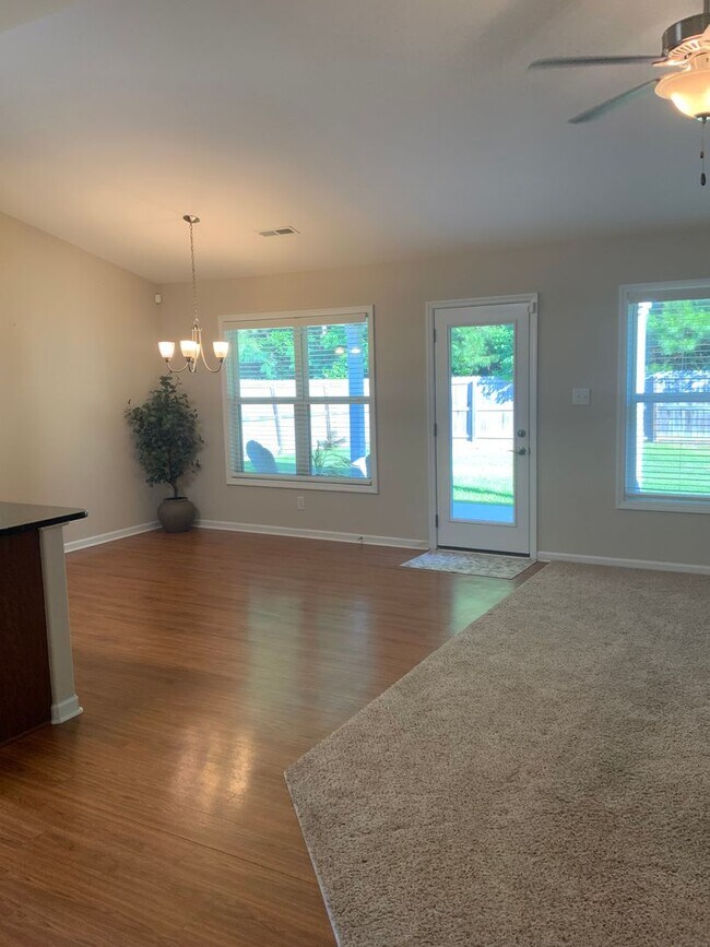Building Photo - Move in ready home in New Bern