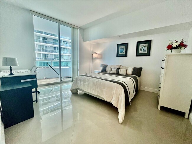 Building Photo - 1800 N Bayshore Dr