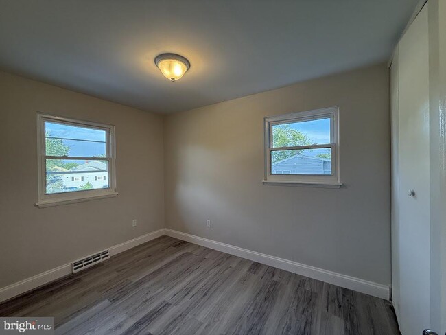 Building Photo - 3202 Cambridge Dr