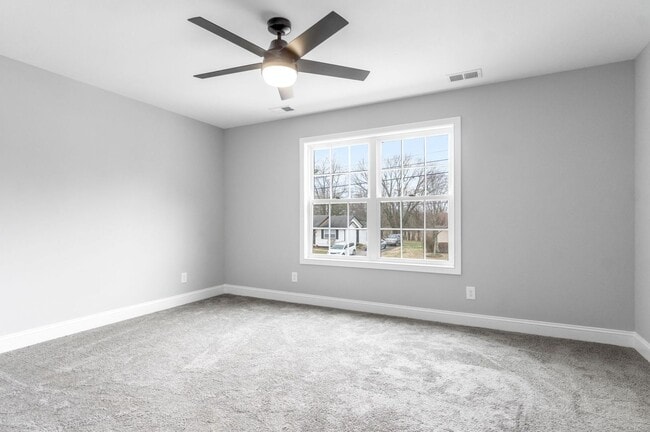 Building Photo - 4 Bedroom 3 Bath Pet Friendly Home For Rent Off Rossview Road!!
