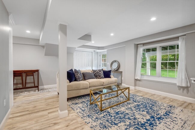 Building Photo - 67 Pond Pl