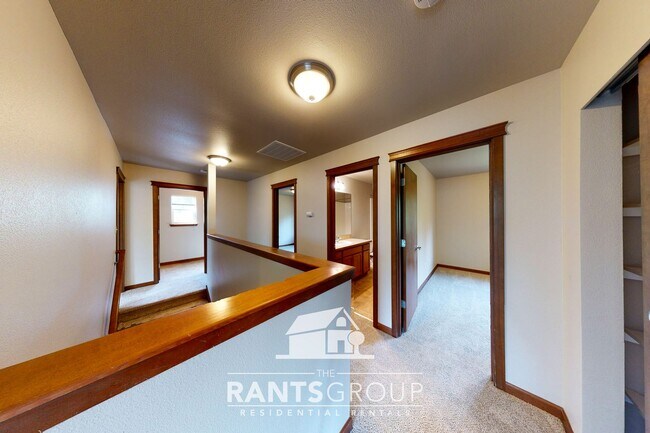 Building Photo - Spacious and Versatile Home in Sought-Afte...