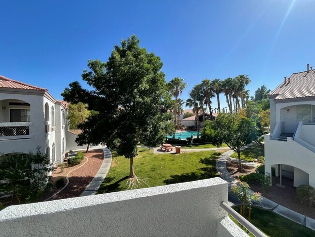 Building Photo - Mission Ridge Condos-Gorgeous 2nd Floor Un...