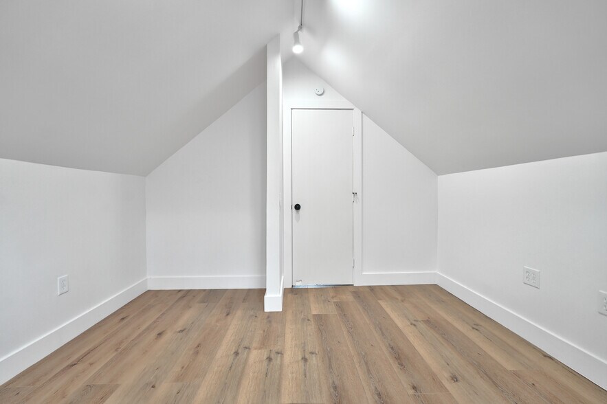 Secondary Bedroom - Open Closet - 4323 Marlborough Dr
