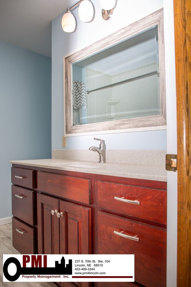 Building Photo - 3 Bedroom and 2 bathroom Colonial Hills House for rent!