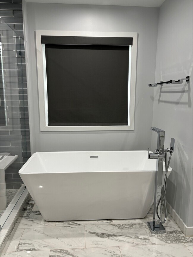 Building Photo - 6805 Millwood Rd