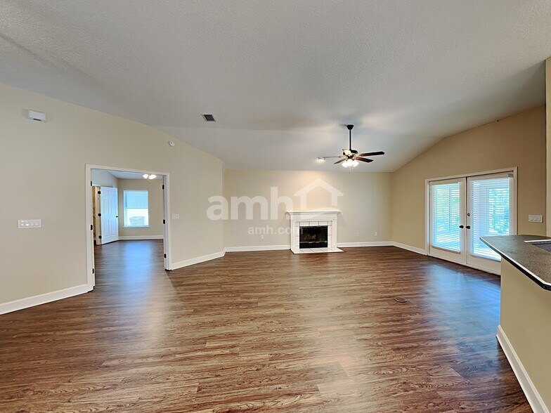 Building Photo - 805 Putters Green Way N