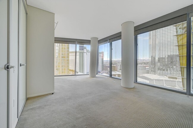 Building Photo - Veer Towers 1412E-Strip Views from this Fu...