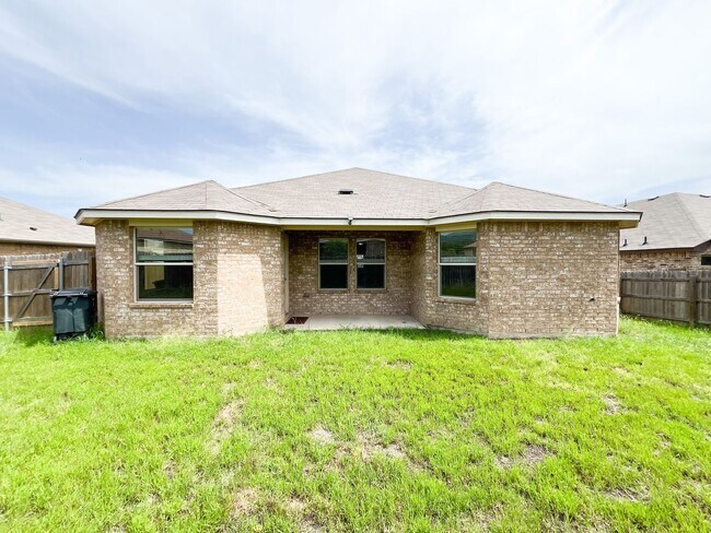 Building Photo - Available NOW!! Beautiful 1 story, 3 bedro...