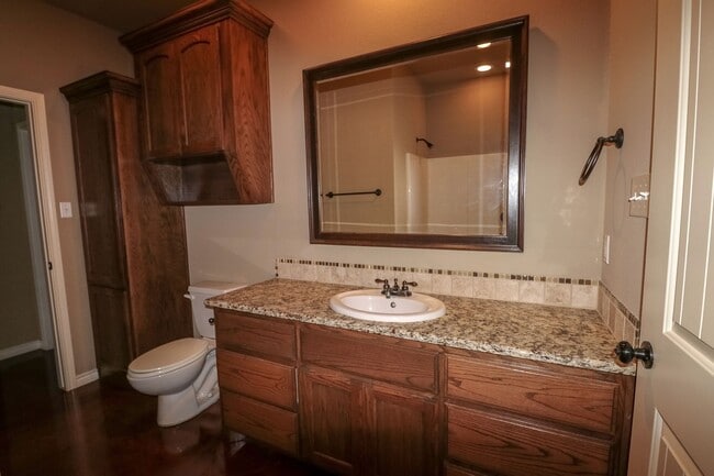 Building Photo - 4 Bedroom Single Family Home:  Move in Special: 3 weeks free with approved application by Decembe...