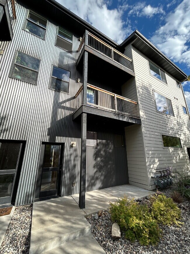 Primary Photo - Upgraded 2 Bed, 1.5 Bath Townhouse with St...