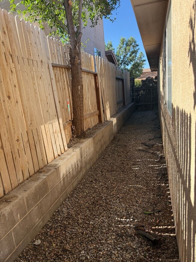 Building Photo - Nice 3 Br, 2 Ba, 2 CG, near Alameda and Louisiana