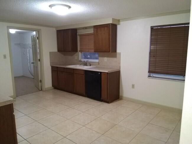 Building Photo - 5336 Pine St