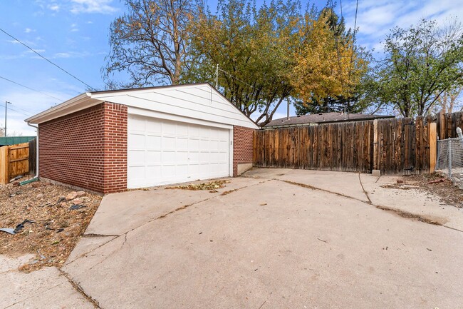 Building Photo - Home near DU and Wash Park!