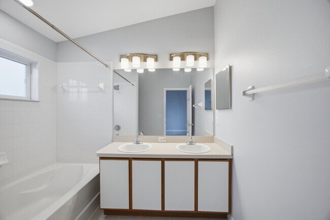 Building Photo - Villages of Bloomingdale