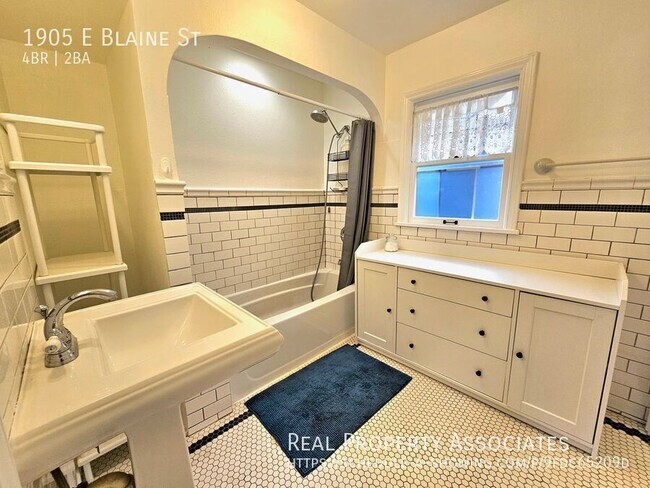 Building Photo - 1905 E Blaine St