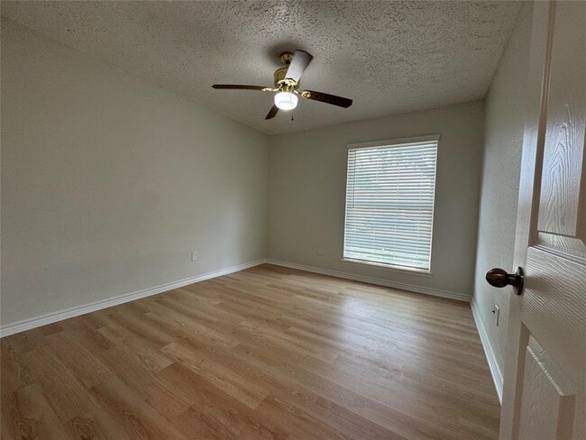 Building Photo - 22018 Elsinore Dr