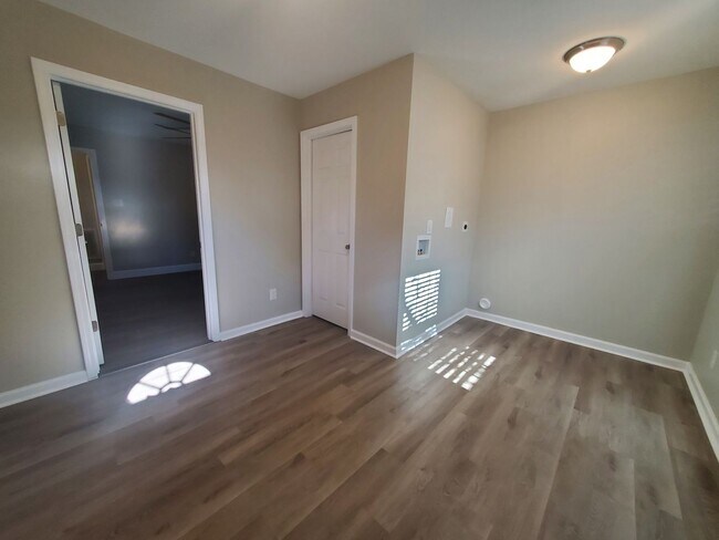 Building Photo - 1208 Hillsboro St