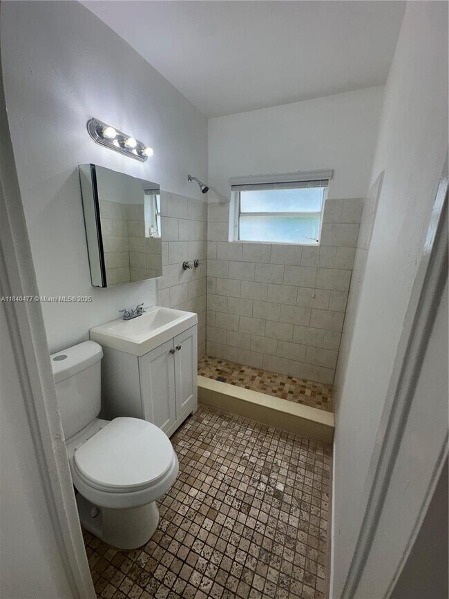 Building Photo - 711 SW 39th Ave