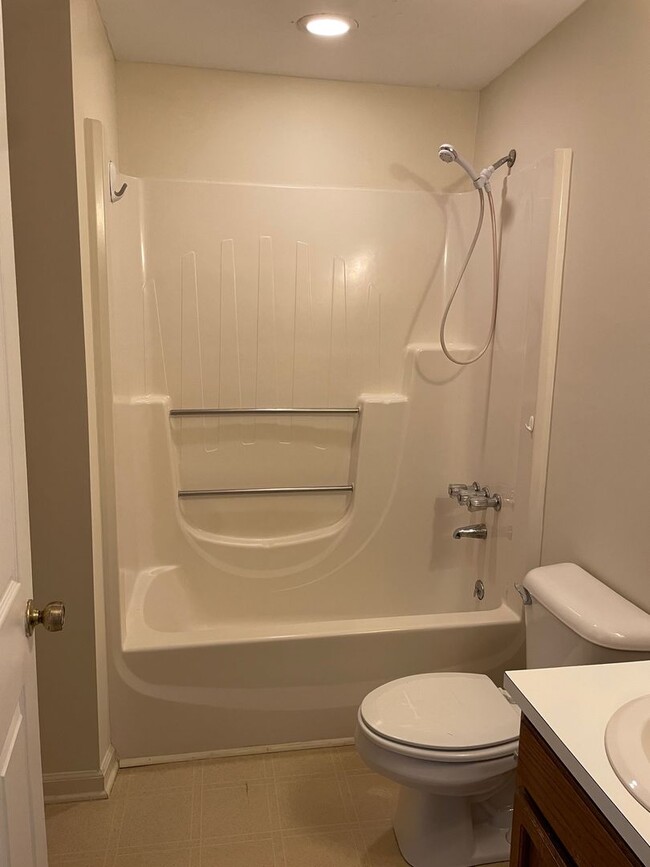 Building Photo - 2 BED, 1.5 BATH TWO STORY TOWNHOME!