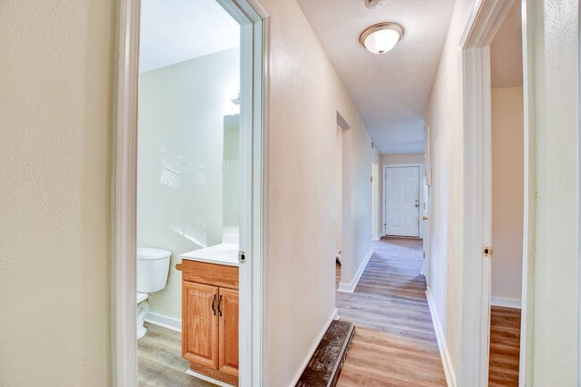 Building Photo - 3 Bedroom 1 Bathroom