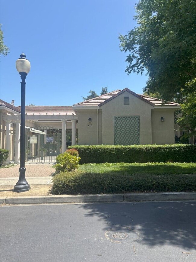 Building Photo - 3 Bedroom 2.5 Home in Whisman Station clos...