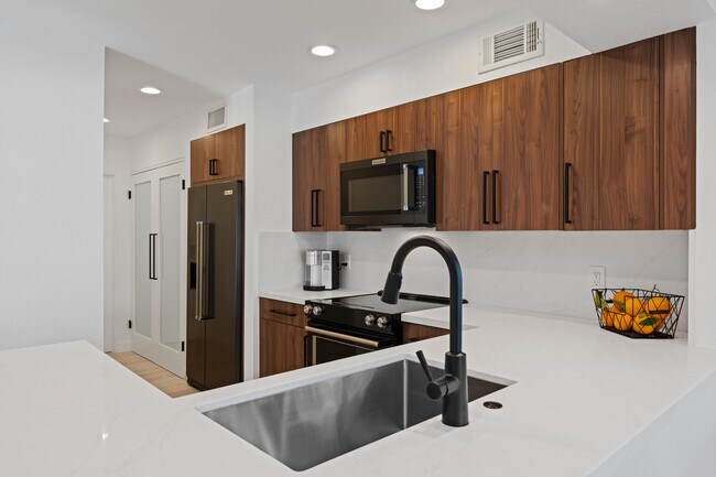 Building Photo - 352 Forest Hills Dr