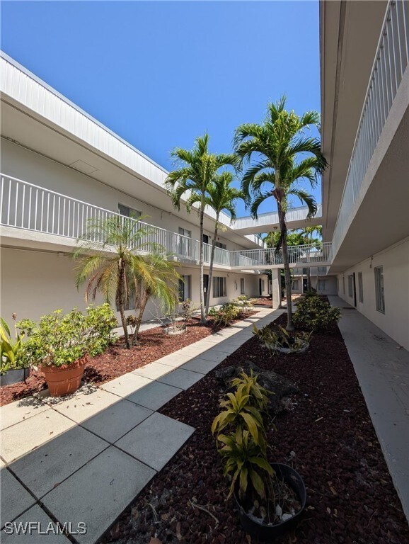 Building Photo - 1830 Maravilla Ave
