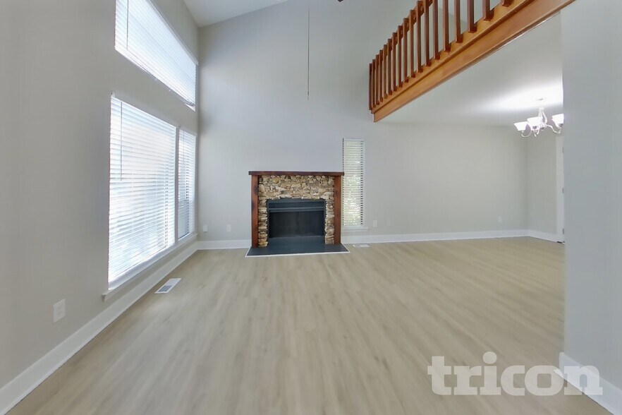 Building Photo - 2405 Ravine Dr