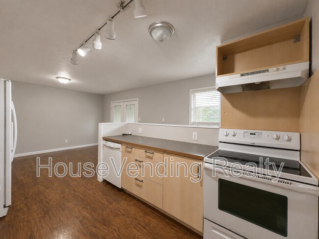Building Photo - 2214 Highland Rd