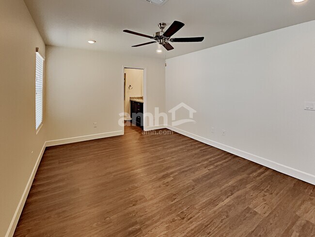 Building Photo - 1518 Golden Hour Ave