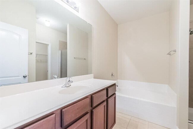 Building Photo - 5114 Harbor Palm Dr