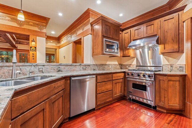 Building Photo - Luxury 3-Bedroom, 2.5-Bath Townhouse Retreat in the Heart of Boise