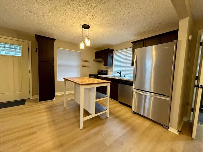 Building Photo - Welcome to your new home in the heart of Vancouver, WA!