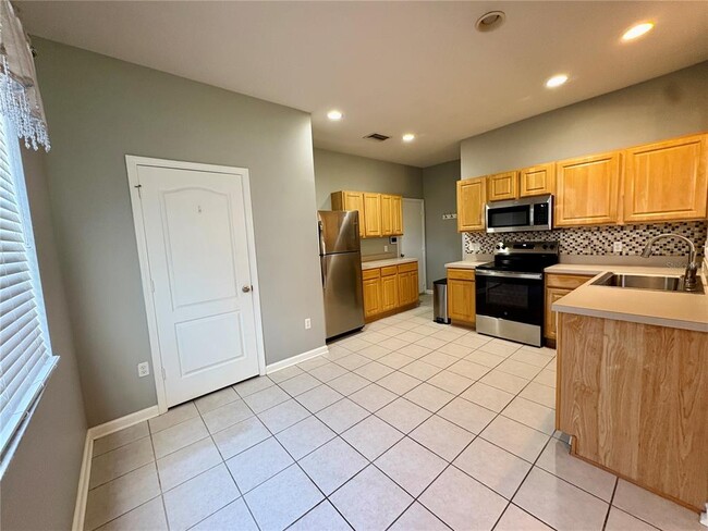 Building Photo - 4801 Pond Ridge Dr