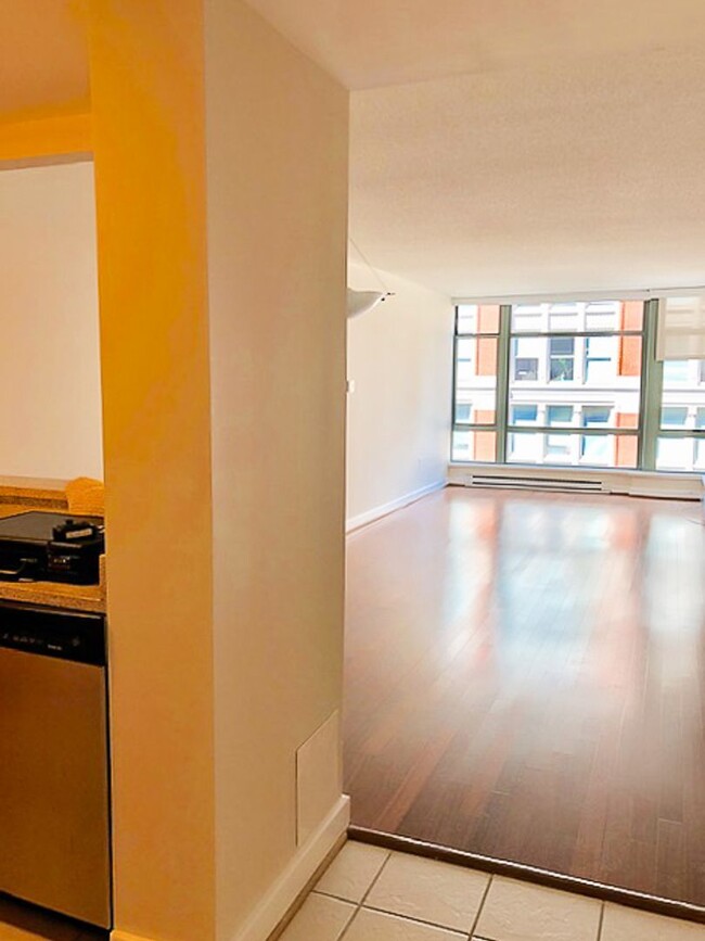 Building Photo - Bright & Spacious 2 Bed 2 Bath High-Rise C...