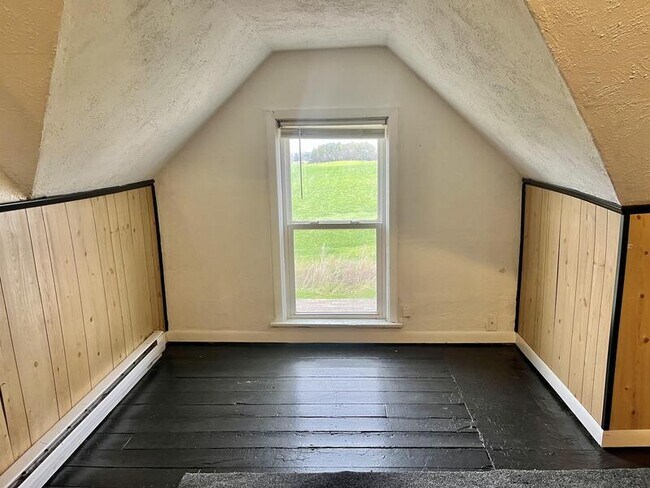 Building Photo - 2291 1/2 Day Street - Upper