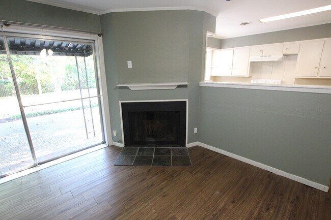 Building Photo - Beautiful 3 Bedroom 2 Bath with Large Back...