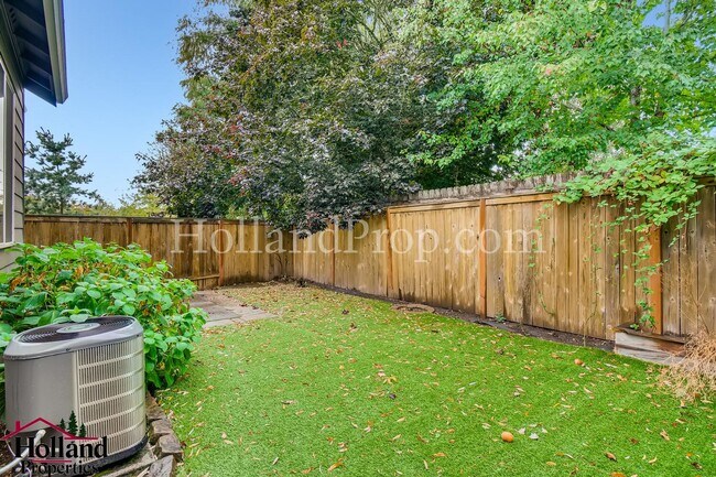 Building Photo - Stunning 3 Bedroom 2.5 Bathroom Home with ...